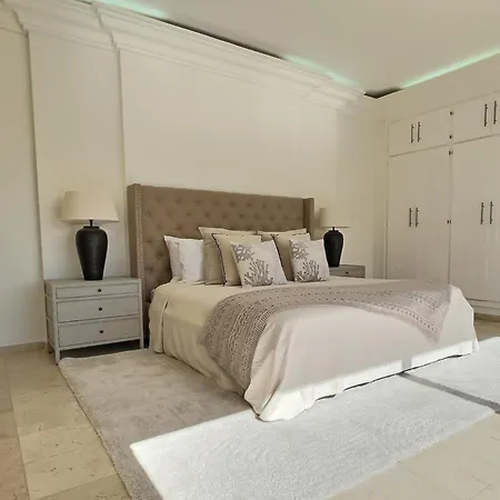 וילה Fabulous 8-bedroom Andalucian Family With Panoramic Vistas Of La Concha Marbella סן פדרו דה אלקנטרה